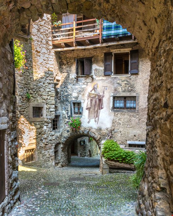 Canale di Tenno Vicoli del borgo Shutterstock.com 